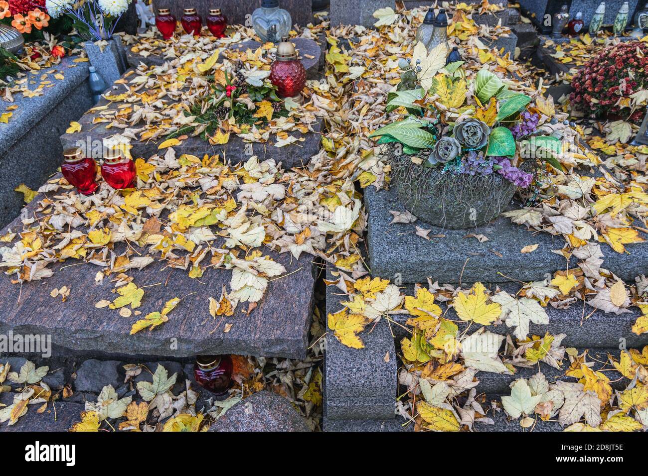 Autunno sul cimitero Wolski nella città di Varsavia, pochi giorni prima della festa di tutti i Santi in Polonia Foto Stock
