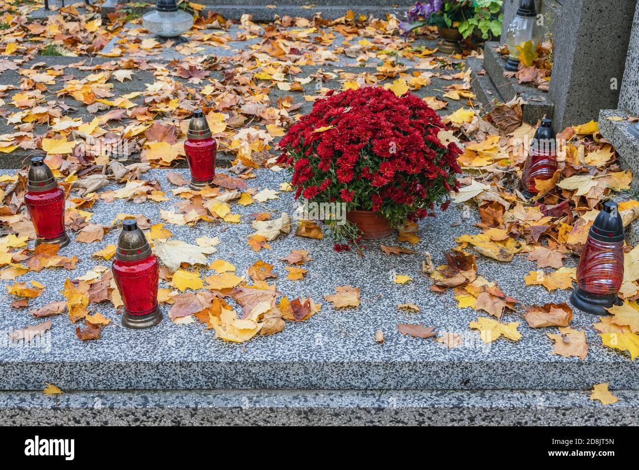 Tomba sul cimitero Wolski nella città di Varsavia, pochi giorni prima della festa di tutti i Santi in Polonia Foto Stock