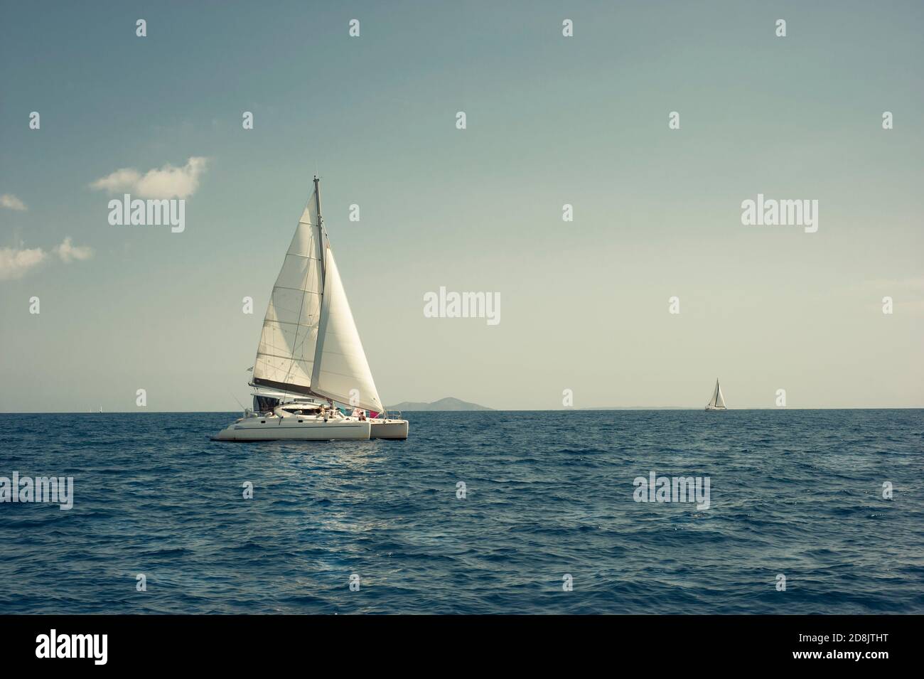 Catamarano a vela con due vele a vela sulle Isole Sporadi, Grecia Foto Stock