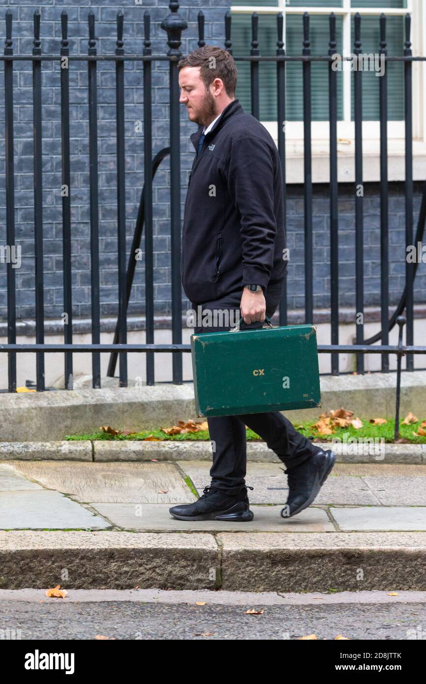 Una scatola di spedizione parlamentare verde con la sigla CX che viene trasportata in Downing Street, westminster, londra, regno unito Foto Stock