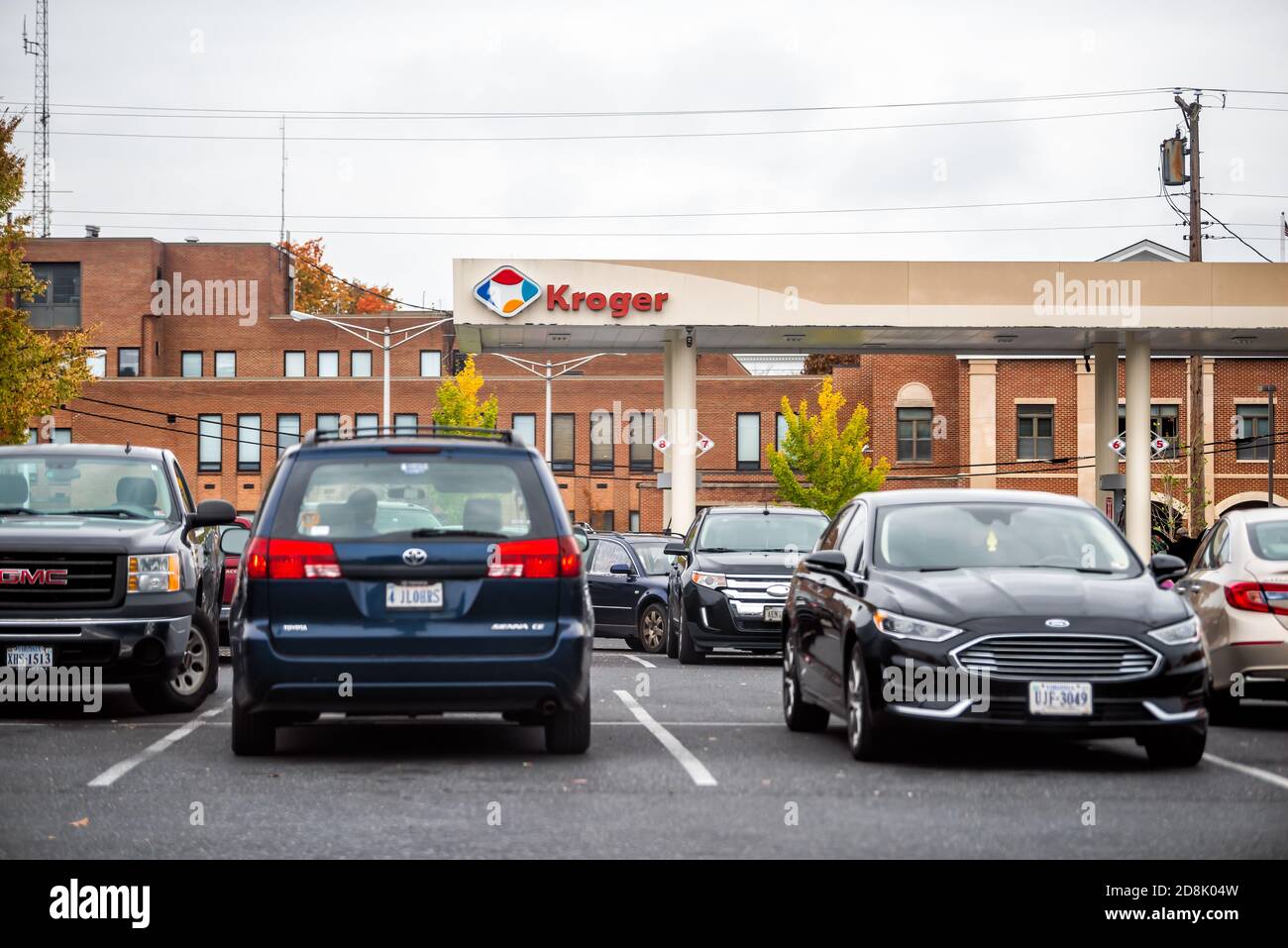 Waynesboro, Stati Uniti d'America - 27 ottobre 2020: Costruzione e cartello per il centro di rifornimento della stazione di benzina per il negozio di alimentari Kroger e le automobili nel parcheggio in Virginia Foto Stock