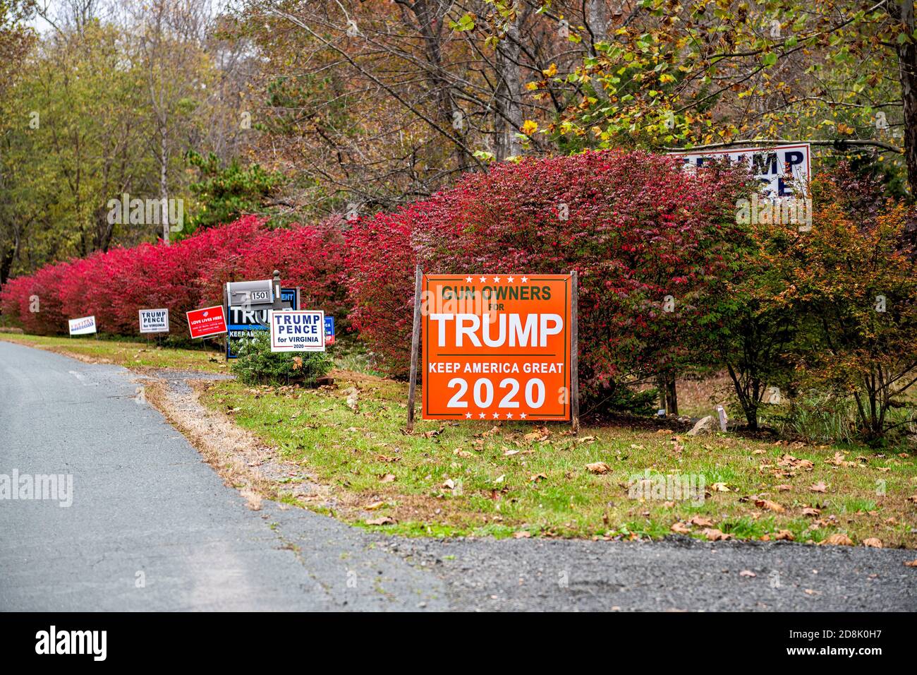 Washington, USA - 27 ottobre 2020: Cartello politico dei proprietari di armi presidenziali a sostegno di Donald J. Trump, Mike Pence con Keep Americ Foto Stock