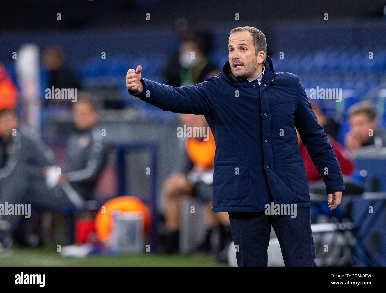 Gelsenkirchen, Germania. 30 Ott 2020. Calcio: Bundesliga, FC Schalke 04 - VfB Stuttgart, 6° incontro nella Veltins Arena. L'allenatore di Schalke Manuel Baum dà istruzioni ai suoi giocatori. Credito: Guido Kirchner/dpa - NOTA IMPORTANTE: In conformità con le norme del DFL Deutsche Fußball Liga e del DFB Deutscher Fußball-Bund, è vietato sfruttare o sfruttare nello stadio e/o nel gioco le fotografie scattate sotto forma di sequenze di immagini e/o serie di foto di tipo video./dpa/Alamy Live News Foto Stock