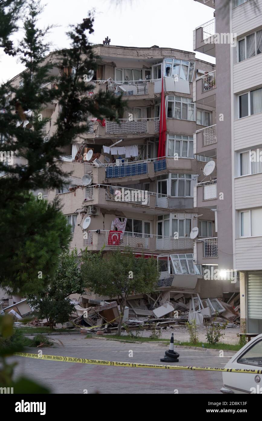 Izmir, Turchia - 30 ottobre 2020: Edificio danneggiato nel terremoto nel distretto di Manavkuyu Bayrakli Izmir Turchia. Foto Stock