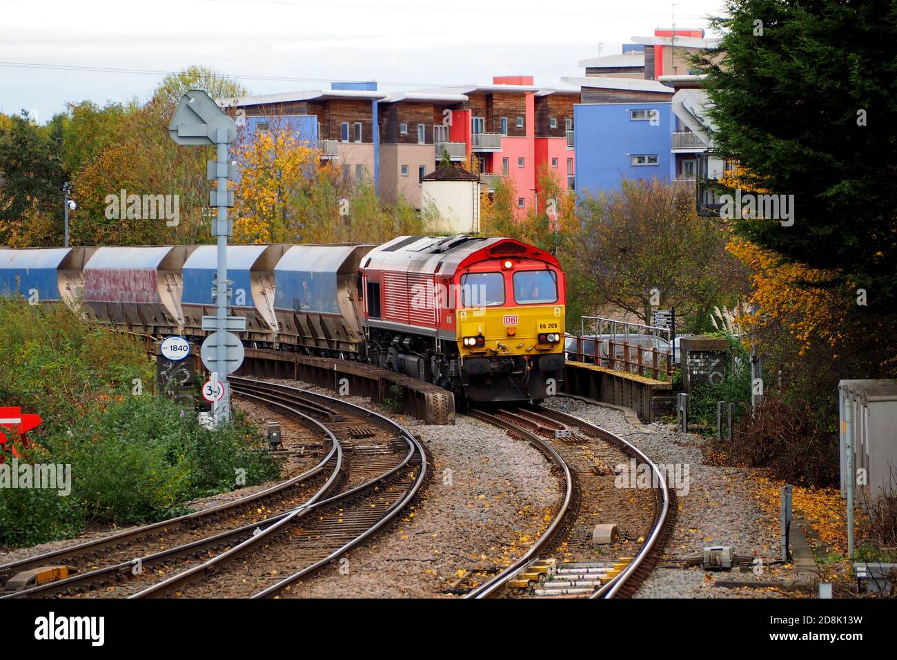 DB Schenker Classe 66 locomotiva 66206 passa Peterborough sulla East Coast Main Line trasporto di un treno di aggregati HJA carri tramoggia Foto Stock