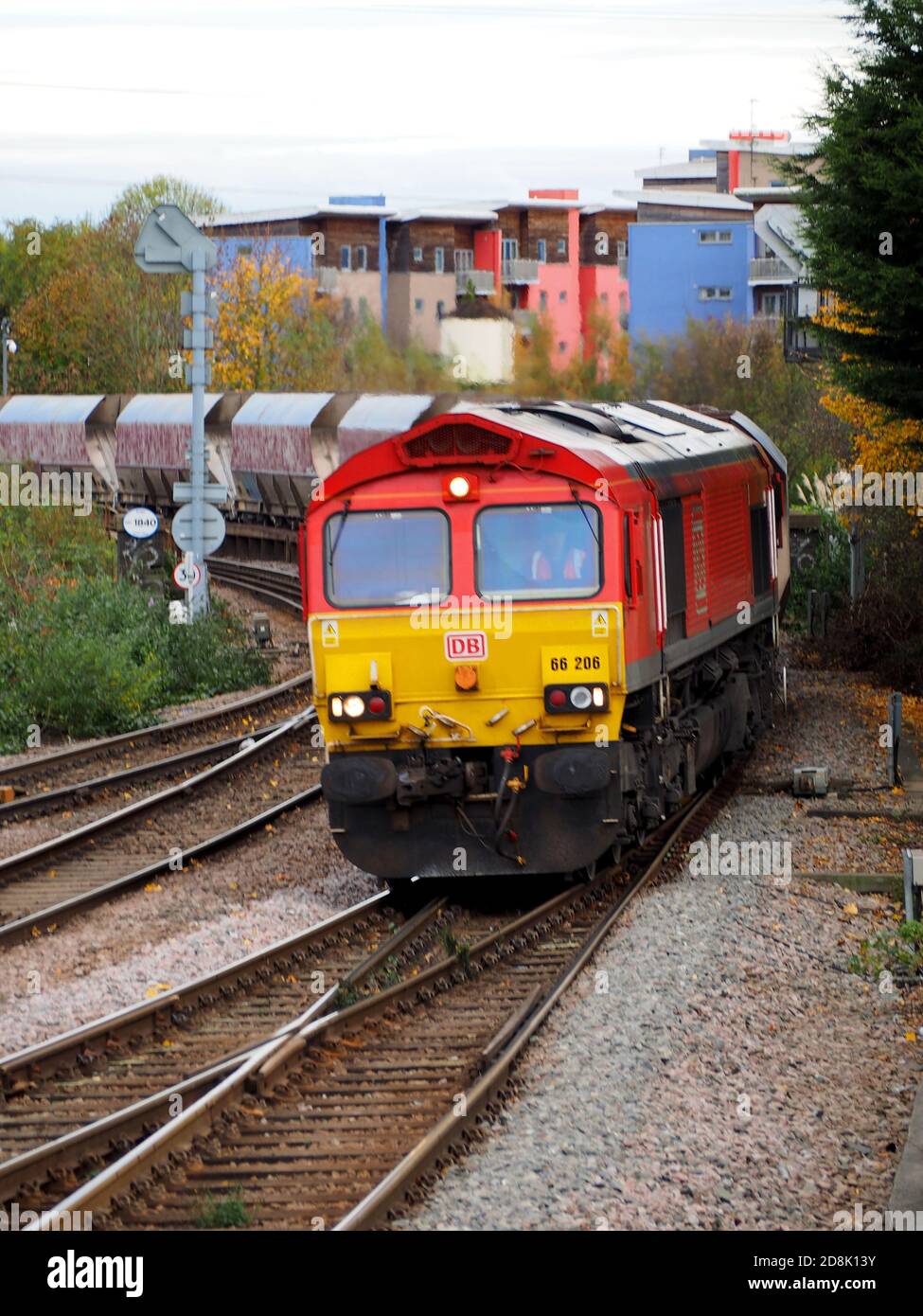 DB Schenker Classe 66 locomotiva 66206 passa Peterborough sulla East Coast Main Line trasporto di un treno di aggregati HJA carri tramoggia Foto Stock