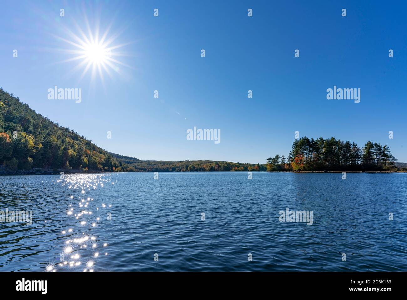 Lago Megunticook a Camden, Maine mattina presto in autunno. Foto scattata da una canoa della città vecchia mentre pesca con la mosca. Foto Stock