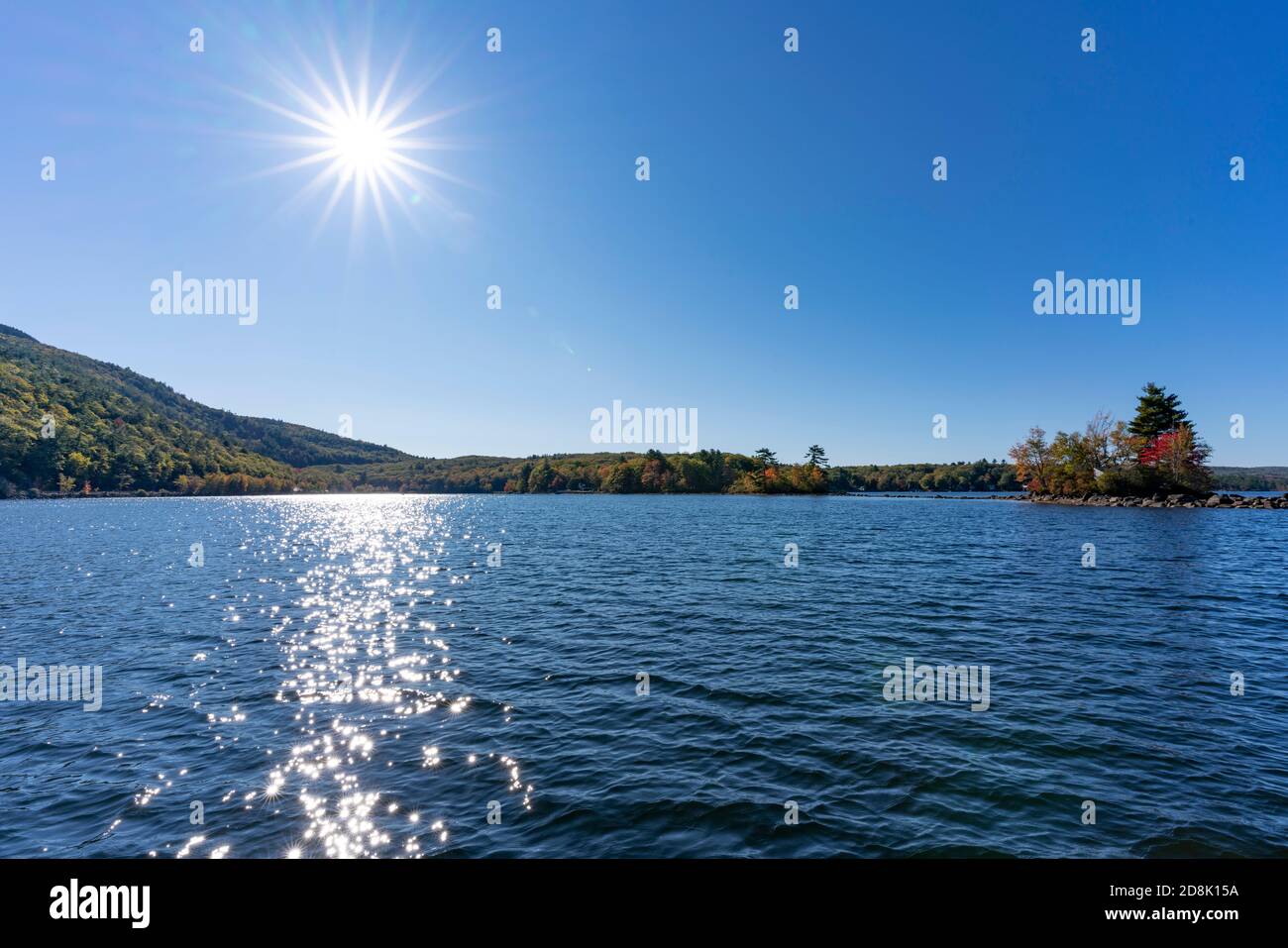 Lago Megunticook a Camden, Maine mattina presto in autunno. Foto scattata da una canoa della città vecchia mentre pesca con la mosca. Foto Stock