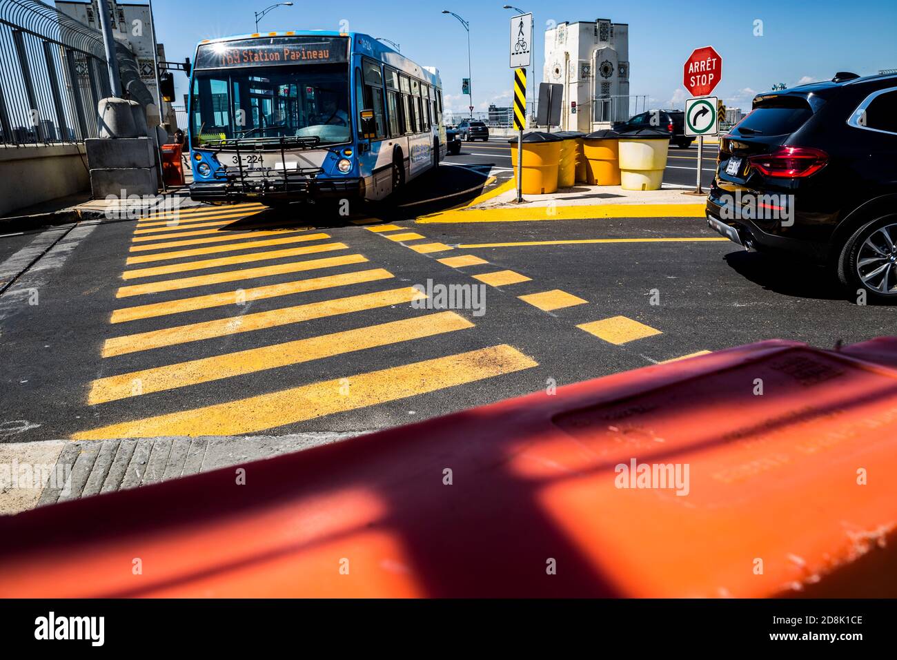 Un autobus urbano che gira ad un incrocio di zebra (crosswalk) sul Ponte Jacques Cartier a Montreal, Quebec, Canada Foto Stock