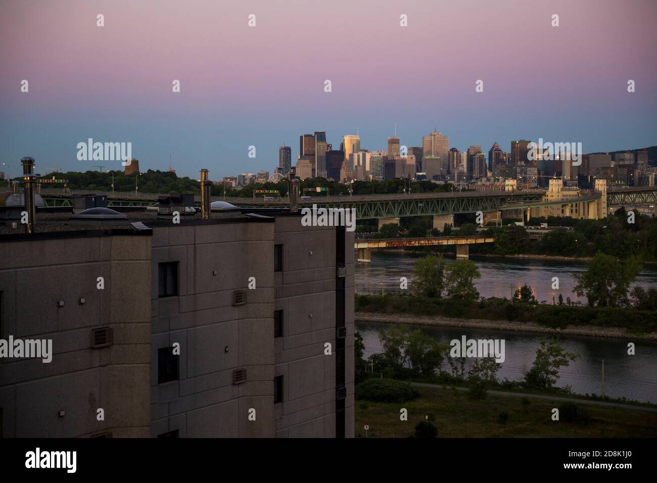 Una vista dello skyline di Montreal al tramonto, vista da Longueuil, QC, Canada Foto Stock
