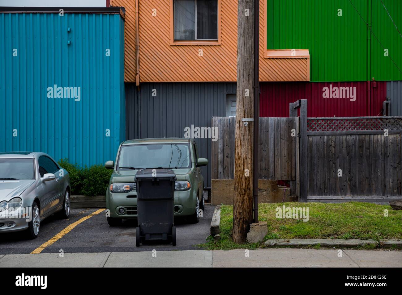 Edifici colorati costruiti con contenitori per spedizioni a Longueuil, Quebec, Canada Foto Stock