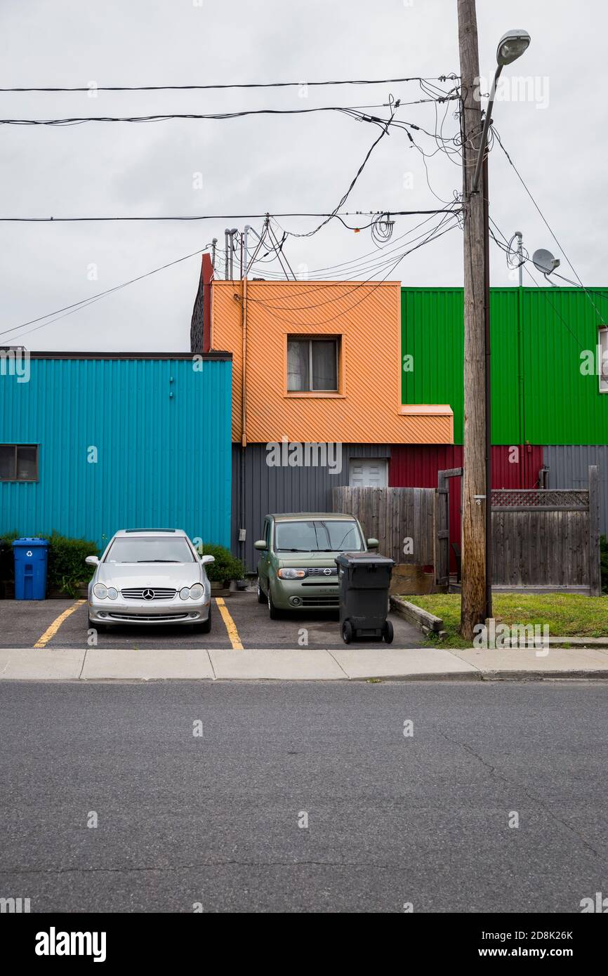 Edifici colorati costruiti con contenitori per spedizioni a Longueuil, Quebec, Canada Foto Stock