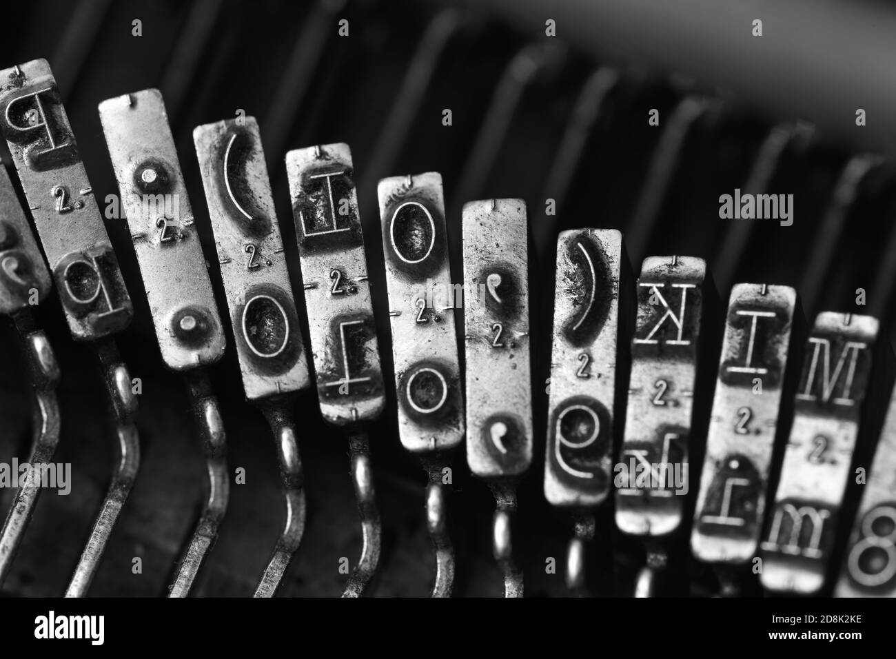 dettagli dei martelli da macchina da scrivere con diverse lettere, numeri e simboli Foto Stock