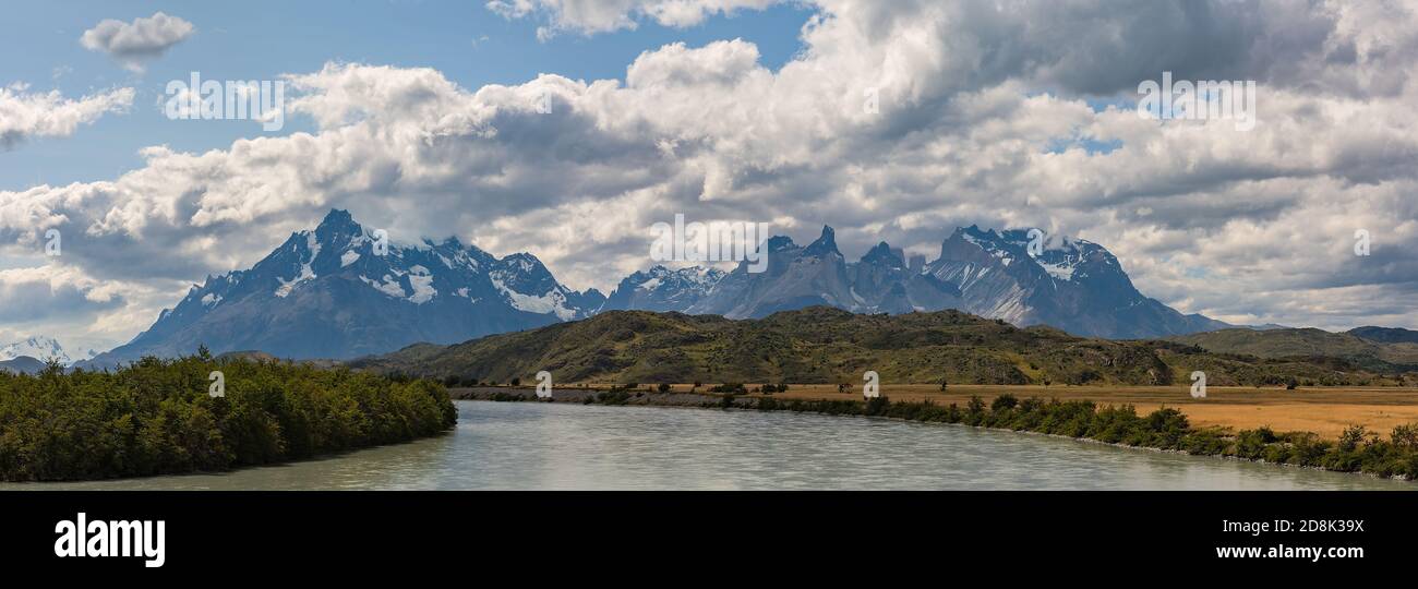 Vista sul fiume Serrano nel Parco Nazionale Torres del Paine, Cile Foto Stock