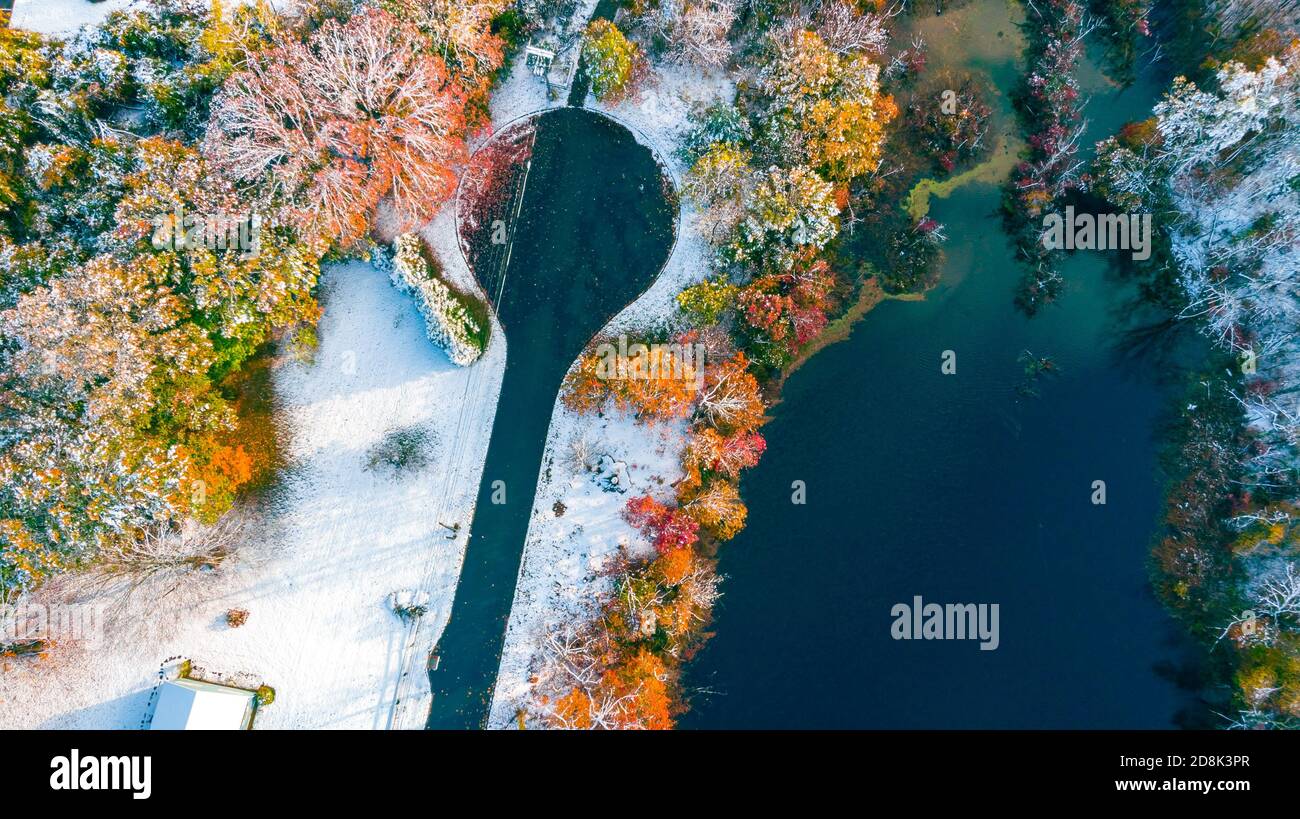 Vista aerea dei colori autunnali con la cascata delle nevi a Manchester, Connecticut USA Foto Stock