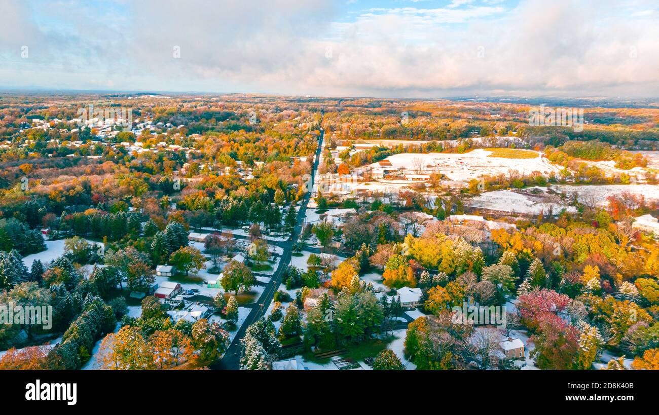 Vista aerea dei colori autunnali con la cascata delle nevi a Manchester, Connecticut USA Foto Stock