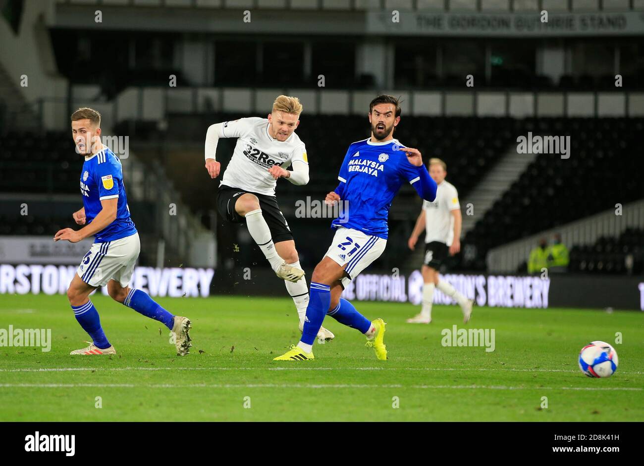 Kamil Jozwiak (7) della contea di Derby spara in meta Foto Stock