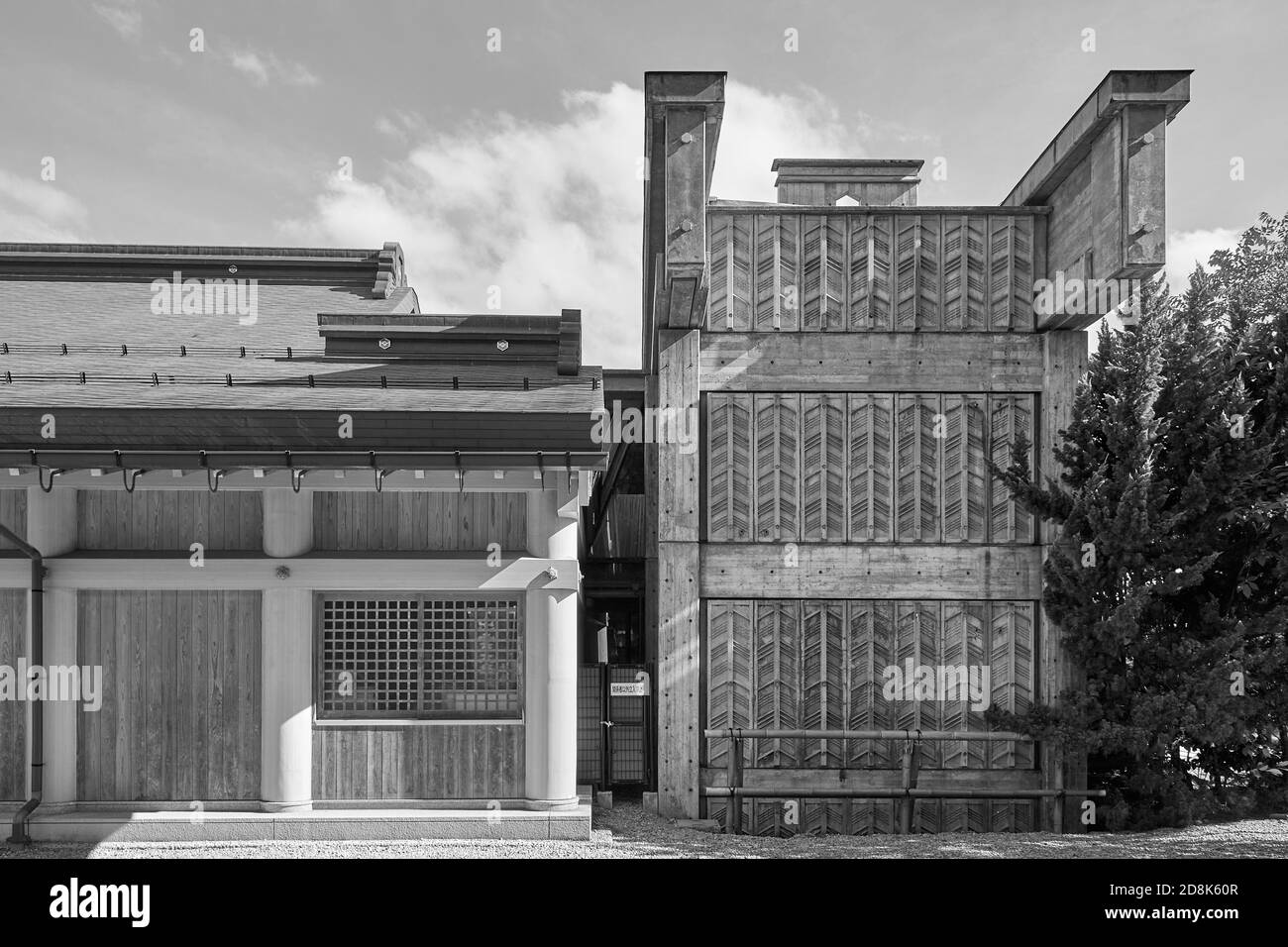 Palazzo amministrativo del Grande Santuario di Izumo, progettato da Kikutake Kiyonori (1963), ora demolito; Izumo, Prefettura di Shimane, Giappone (B&W) Foto Stock