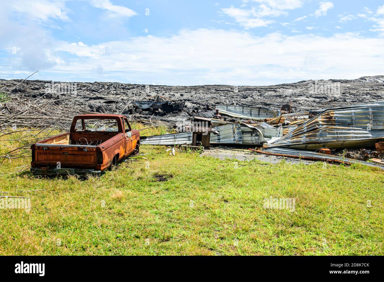 Flusso di lava nelle Hawaii, che ha appena distrutto questa casa Foto Stock