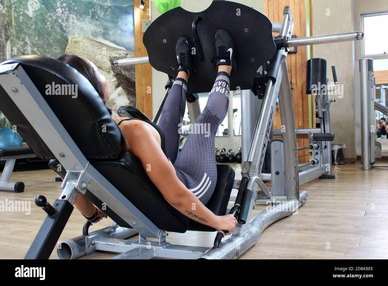 la ragazza si allena in palestra, utilizzando diverse macchine, cardio  allenamento, gambe, braccia e altro ancora Foto stock - Alamy