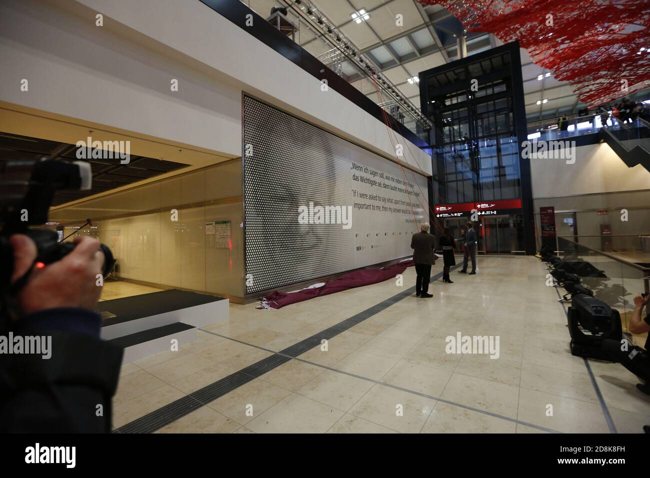 Brandeburgo: La foto mostra la cerimonia di inaugurazione del Willy Brandt Wall presso la nuova capitale tedesca aeroporto BER. La foto mostra Engelbert Lütke Dendrup, presidente del consiglio di amministrazione di Flughafen Berlin Brandenburg GmbH, ex presidente D. Dr. H.C. Wolfgang Thierse, Presidente del Consiglio di Amministrazione della Fondazione cancelliere federale Willy Brandt, Michael Müller, Bürgermeister von Berlin, und Katrin Lange, Finanzministerin des Landes Brandenburg (Foto di Simone Kuhlmey/Pacific Press) Credit: Pacific Press Media Production Corp./Alamy Live News Foto Stock