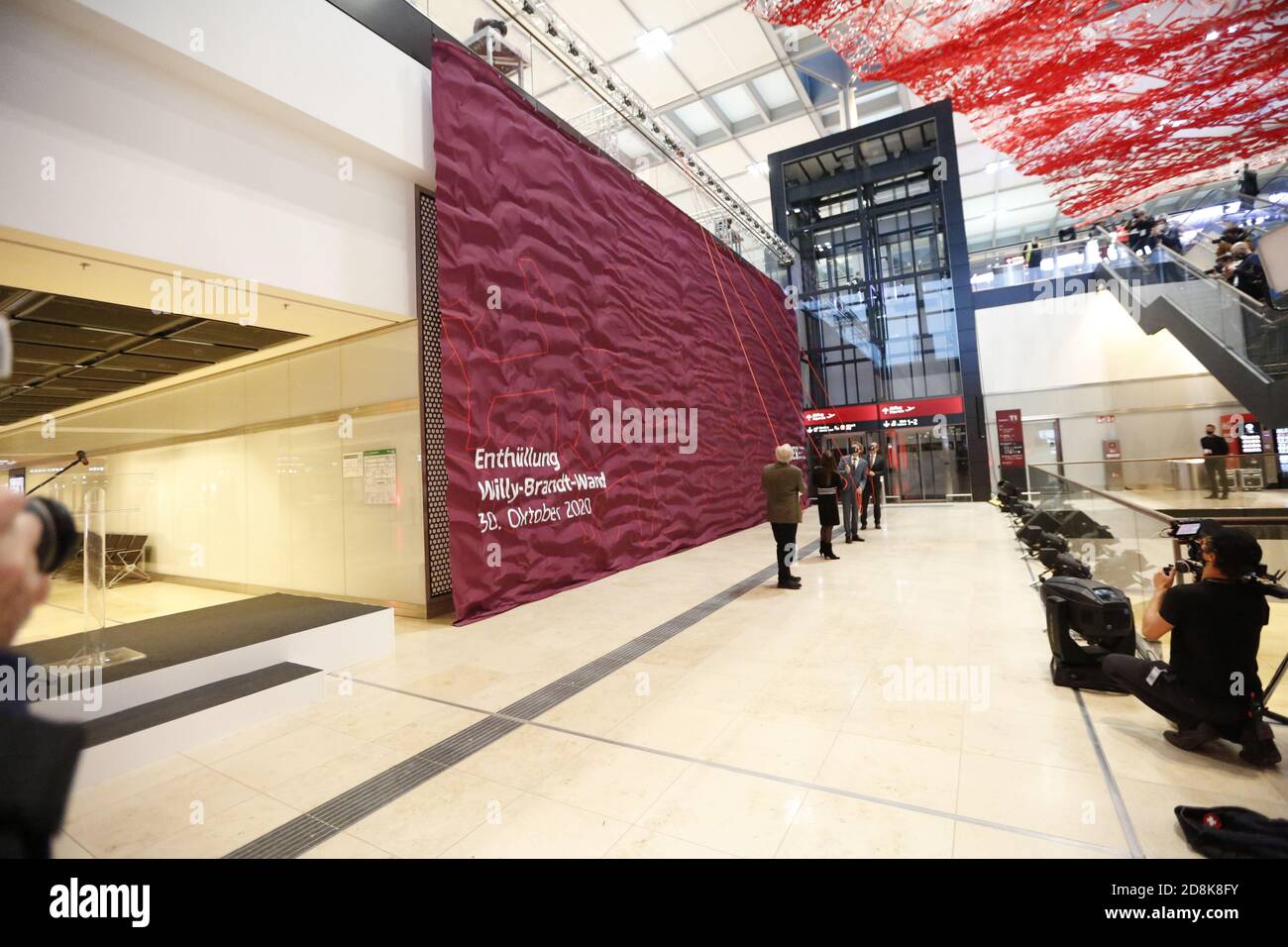 Brandeburgo: La foto mostra la cerimonia di inaugurazione del Willy Brandt Wall presso la nuova capitale tedesca aeroporto BER. La foto mostra Engelbert Lütke Dendrup, presidente del consiglio di amministrazione di Flughafen Berlin Brandenburg GmbH, ex presidente D. Dr. H.C. Wolfgang Thierse, Presidente del Consiglio di Amministrazione della Fondazione cancelliere federale Willy Brandt, Michael Müller, Bürgermeister von Berlin, und Katrin Lange, Finanzministerin des Landes Brandenburg (Foto di Simone Kuhlmey/Pacific Press) Credit: Pacific Press Media Production Corp./Alamy Live News Foto Stock