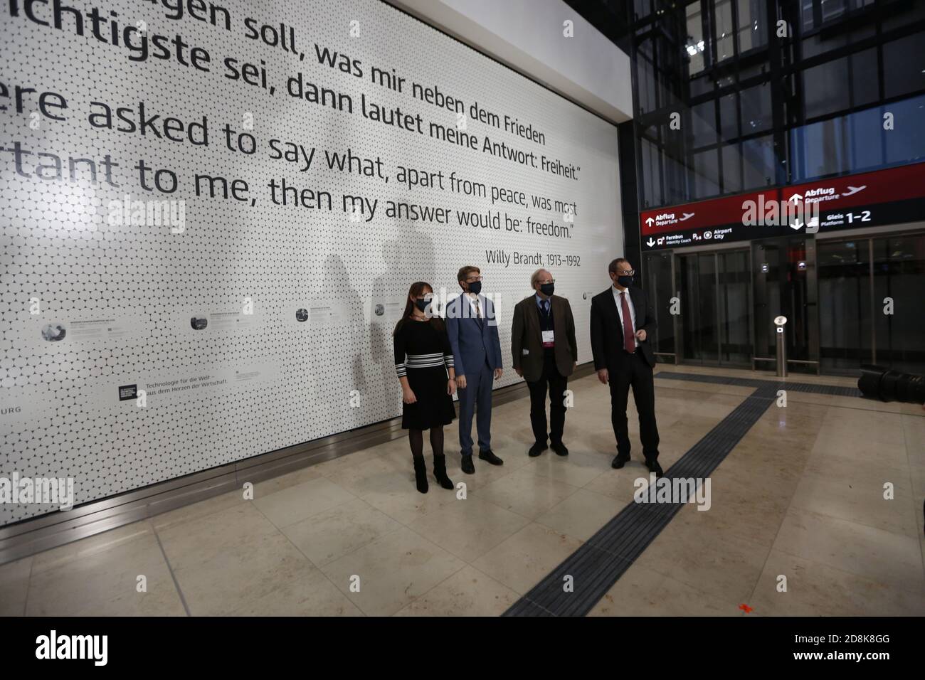 Brandeburgo: La foto mostra la cerimonia di inaugurazione del Willy Brandt Wall presso la nuova capitale tedesca aeroporto BER. La foto mostra Engelbert Lütke Dendrup, presidente del consiglio di amministrazione di Flughafen Berlin Brandenburg GmbH, ex presidente D. Dr. H.C. Wolfgang Thierse, Presidente del Consiglio di Amministrazione della Fondazione cancelliere federale Willy Brandt, Michael Müller, Bürgermeister von Berlin, und Katrin Lange, Finanzministerin des Landes Brandenburg (Foto di Simone Kuhlmey/Pacific Press) Credit: Pacific Press Media Production Corp./Alamy Live News Foto Stock