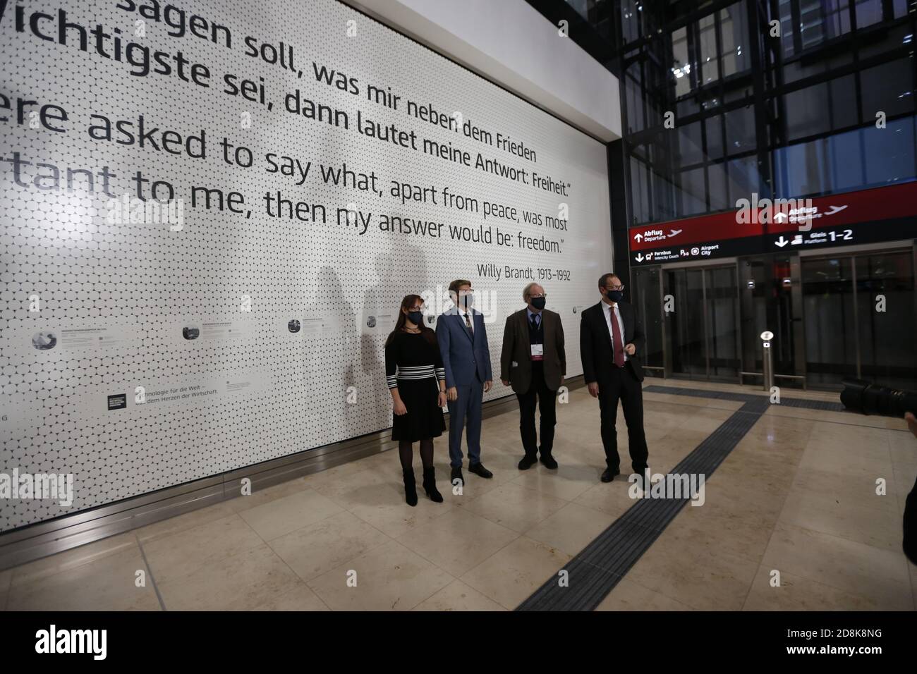 Brandeburgo: La foto mostra la cerimonia di inaugurazione del Willy Brandt Wall presso la nuova capitale tedesca aeroporto BER. La foto mostra Engelbert Lütke Dendrup, presidente del consiglio di amministrazione di Flughafen Berlin Brandenburg GmbH, ex presidente D. Dr. H.C. Wolfgang Thierse, Presidente del Consiglio di Amministrazione della Fondazione cancelliere federale Willy Brandt, Michael Müller, Bürgermeister von Berlin, und Katrin Lange, Finanzministerin des Landes Brandenburg (Foto di Simone Kuhlmey/Pacific Press) Credit: Pacific Press Media Production Corp./Alamy Live News Foto Stock