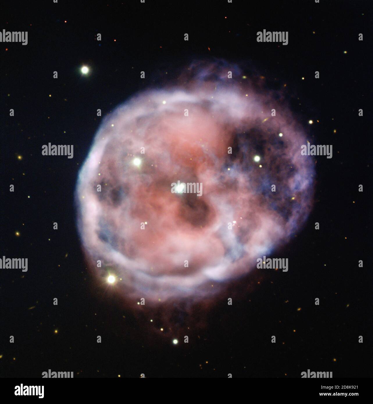 Washington, Stati Uniti. 30 Ott 2020. Catturato con dettagli sorprendenti dal telescopio VLT (Very Large Telescope) dell'ESO, l'inquietante Skull Nebula è presentato in questa nuova immagine rilasciata il 30 ottobre 2020, in bellissime tonalità rosa e rosse. La Nebula del cranio, conosciuta anche come NGC 246, si trova a circa 1600 anni luce dalla Terra nella costellazione meridionale di Cetus (la Balena) ed è la prima nota per essere associata ad una coppia di stelle strettamente legate orbitate da una terza stella esterna. Foto di European Southern Observatory/UPI Credit: UPI/Alamy Live News Foto Stock