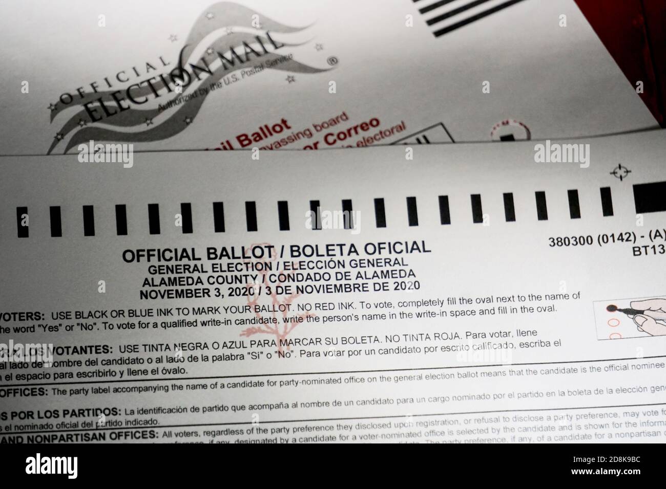 Alameda County elezione assentee o mail-in voto per le elezioni presidenziali del 2020. Voto bilingue per le elezioni generali, 3 novembre 2020 Stati Uniti Foto Stock