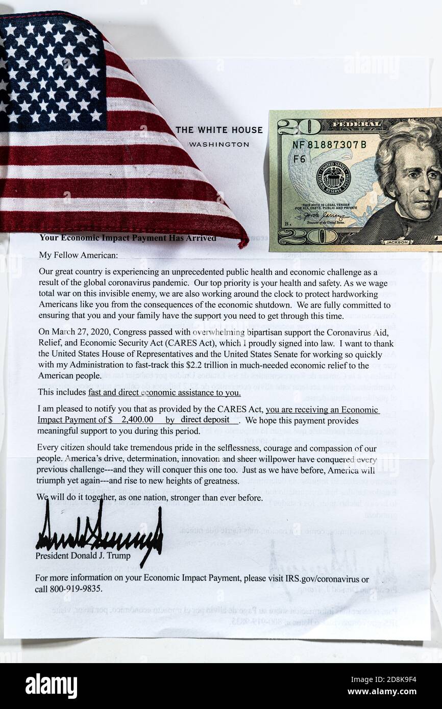 Herndon, USA - 20 settembre 2020: Primo piano visione verticale del Cares Act lettera di pagamento dell'impatto economico della Casa Bianca con l'aiuto finanziario del coronavirus s. Foto Stock
