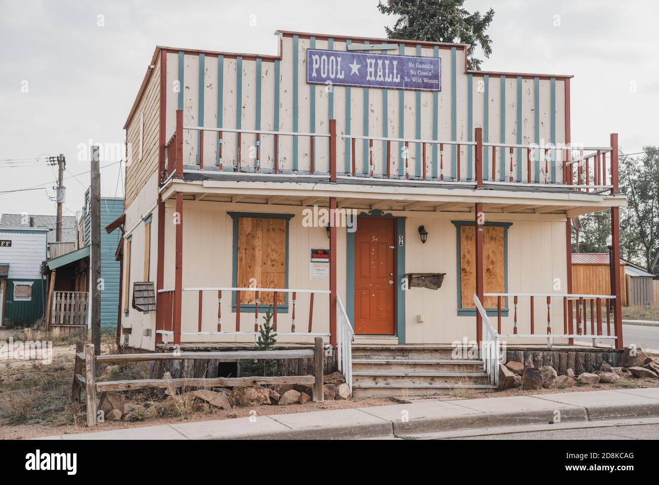 Cripple Creek, Colorado - 16 settembre 2020: La sala della piscina, abbandonata, come parte del Westward ho Motel contro un cielo nuvoloso Foto Stock