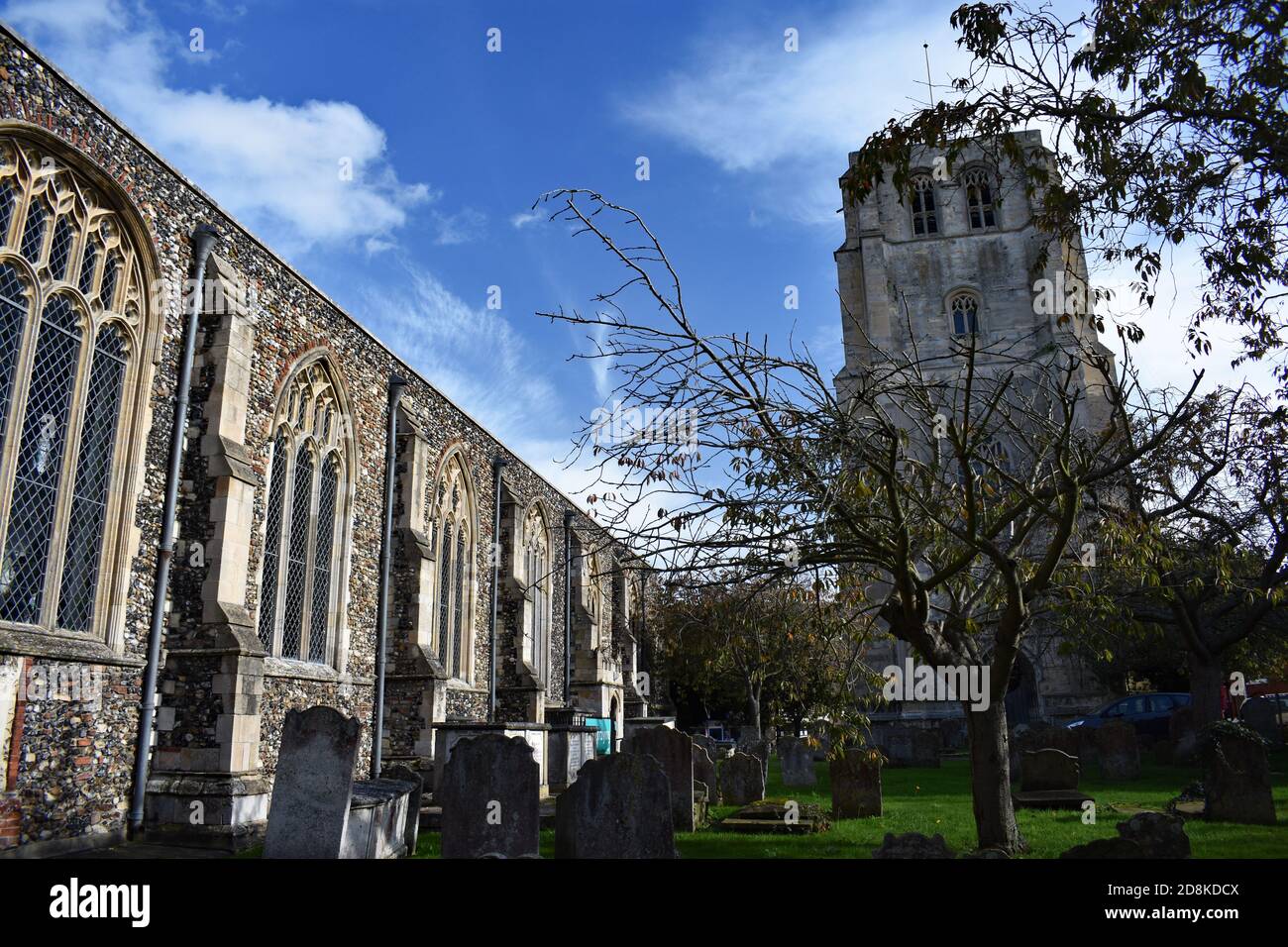 Chiesa di San Michaels a Beccles, Suffolk, Inghilterra. Il campanile indipendente e il cimitero circostante possono essere visti intorno al vecchio edificio. Foto Stock