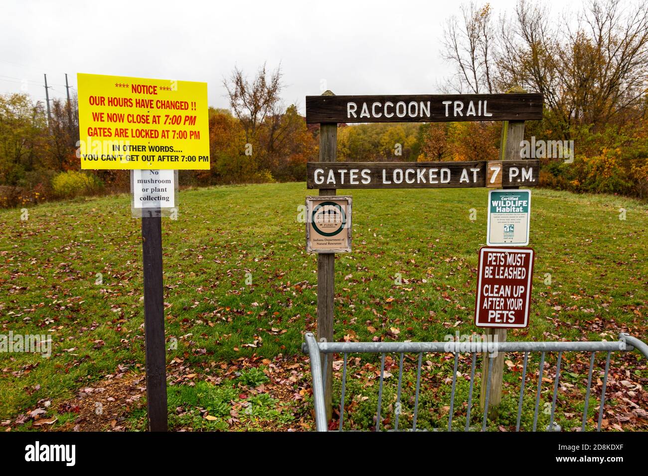 Questi cartelli forniscono informazioni di sovraccarico al Metea County Park nella contea di Allen, Indiana, Stati Uniti. Foto Stock
