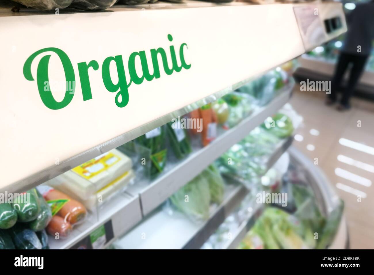 Prodotti biologici frutta verdura corsia con segnaletica parola in supermercato Foto Stock