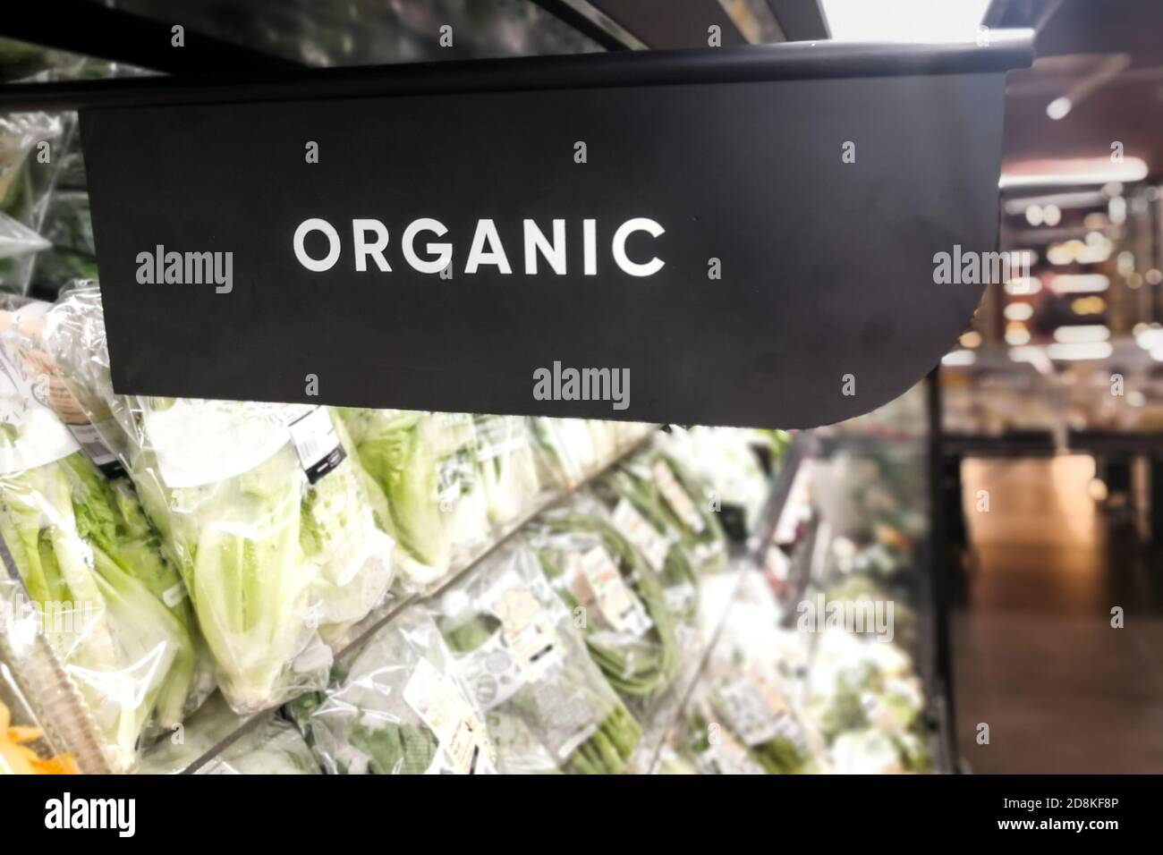 Prodotti biologici frutta verdura corsia con segnaletica parola in supermercato Foto Stock