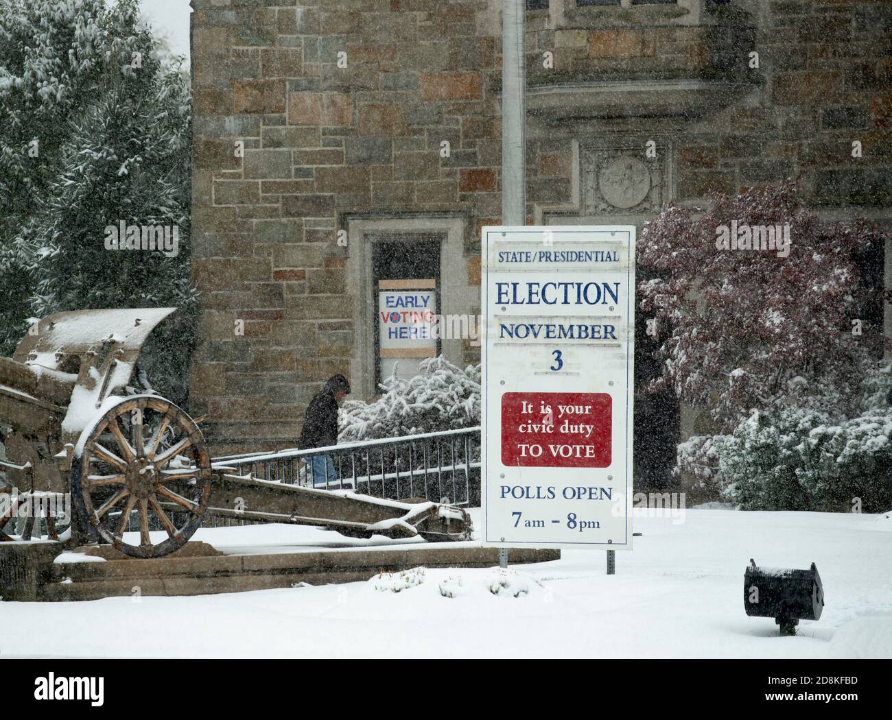 Norwood, Massachusetts, USA, 30 Ott 2020: Ultimo giorno di votazione in prima persona alle elezioni nazionali americane del 2020. Foto Stock