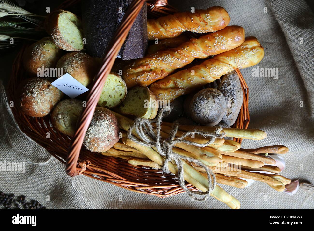 Shot ad angolo elevato di un cestello riempito con vari tipi di pane Foto Stock