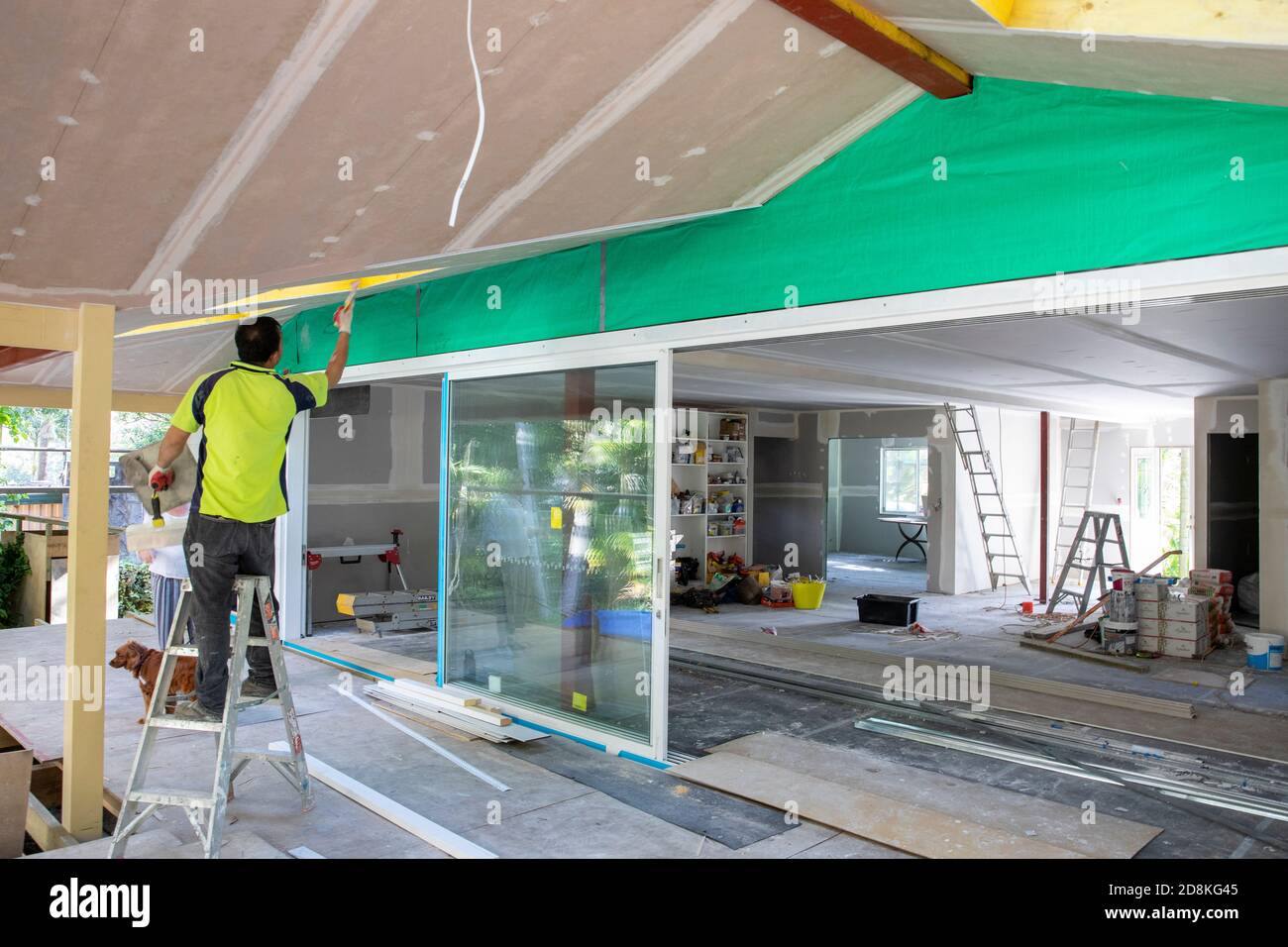 Tradesman installazione di cartongesso in una casa di Sydney in fase di modernizzazione, Sydney, Australia Foto Stock