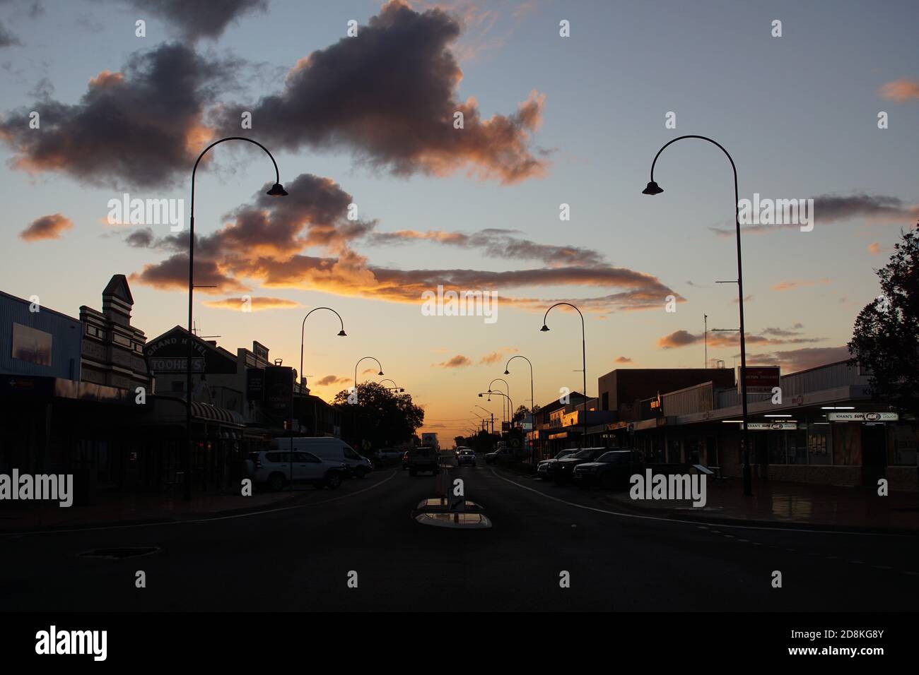 Vista al tramonto della Barrier Highway che attraversa Cobar Foto Stock