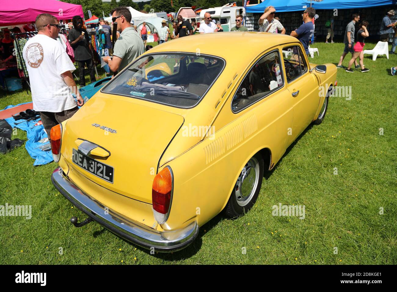 Una VW 1600 Fastback gialla 1972 (tipo 3) esposta all'annualGathering dei proprietari di Volkswagen a Stonor Park, Oxfordshire, Regno Unito Foto Stock