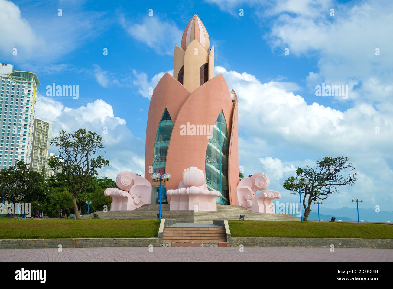 NYCHANG, VIETNAM - DEC 30, 2015: Torre di Loto in una giornata di sole Foto Stock