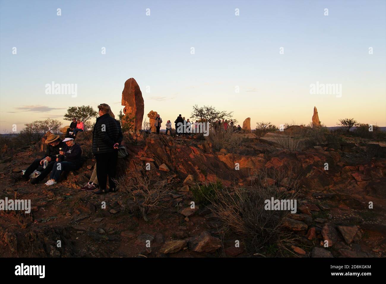 Persone in attesa che il sole si riparte a Broken Hill Simposio di scultura Foto Stock