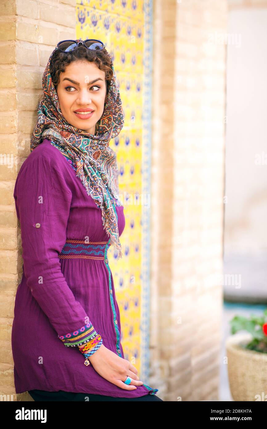 Alla moda giovane bella signora iraniana in abiti tradizionali Foto Stock