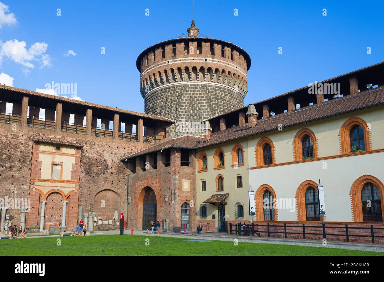 MILANO - 17 SETTEMBRE 2017: Giornata di sole sul castello Sforza Foto Stock