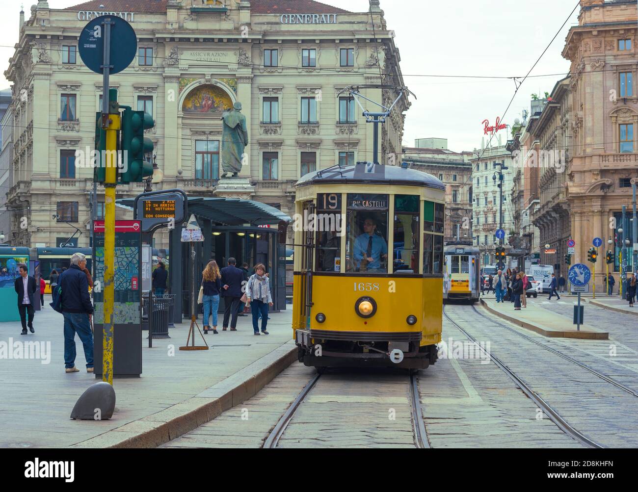 MILANO, ITALIA - 18 SETTEMBRE 2017: Vecchio tram giallo su una strada cittadina in una mattinata nuvolosa Foto Stock