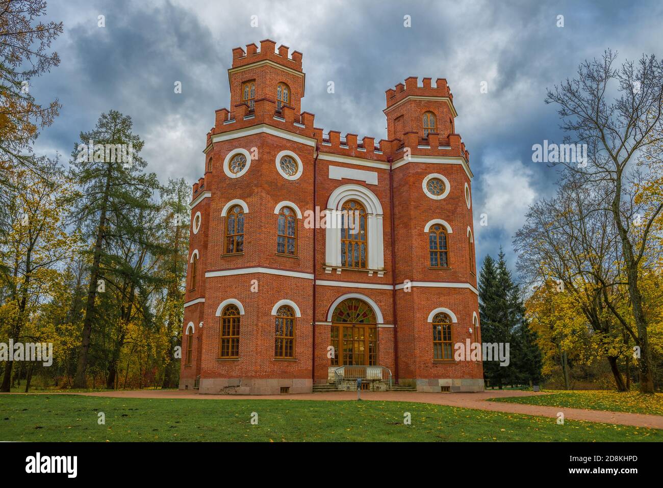 Il vecchio padiglione Arsenale nel parco Alexandrovsky in un giorno cupo di ottobre. Tsarskoe Selo, San Pietroburgo Foto Stock