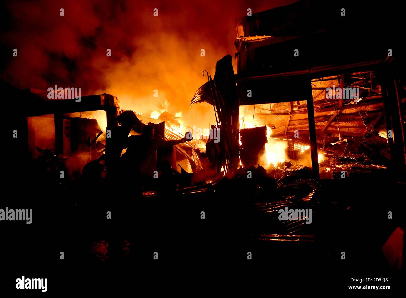 Dhaka. 31 Ott 2020. Foto scattata il 30 ottobre 2020 mostra la scena di un incendio di baraccopoli a Dhaka, in Bangladesh. Credit: Xinhua/Alamy Live News Foto Stock