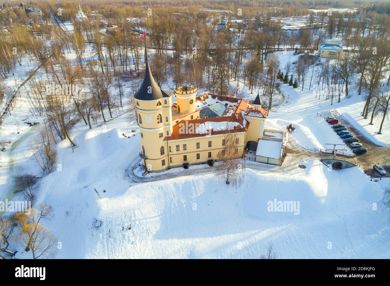Antico castello Bip in un paesaggio invernale in una giornata di sole (fotografia aerea). Pavlovsk, Russia Foto Stock