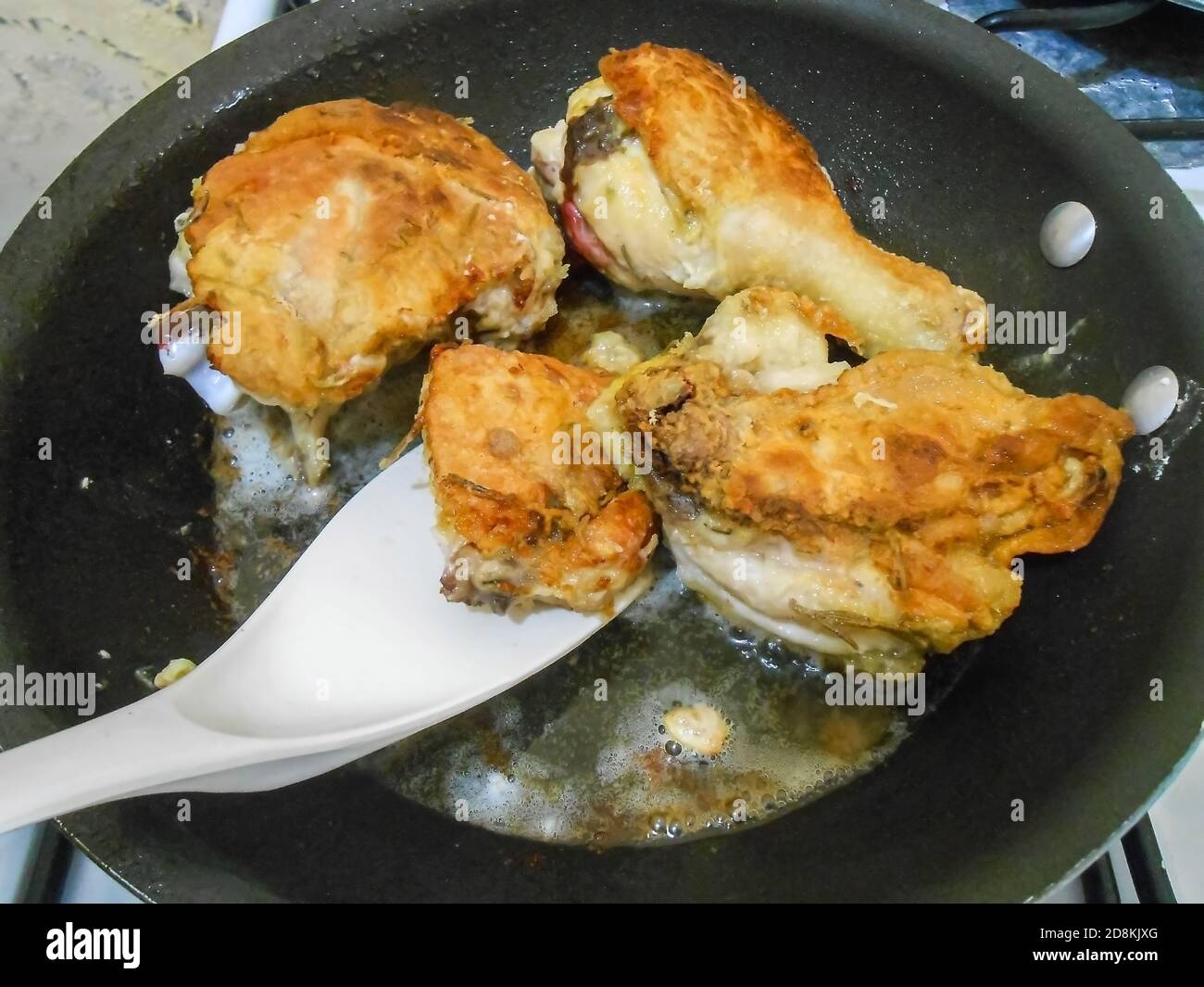 Friggere il pollo in padella antiaderente Foto Stock
